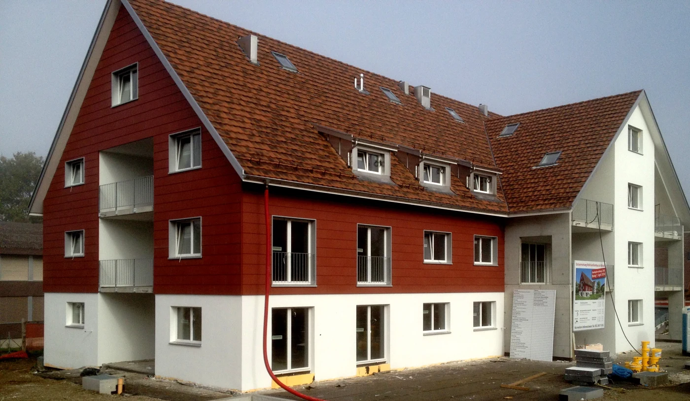 Ausgeführtes Projekt: Wohnhaus mit roter und weisser Fassade